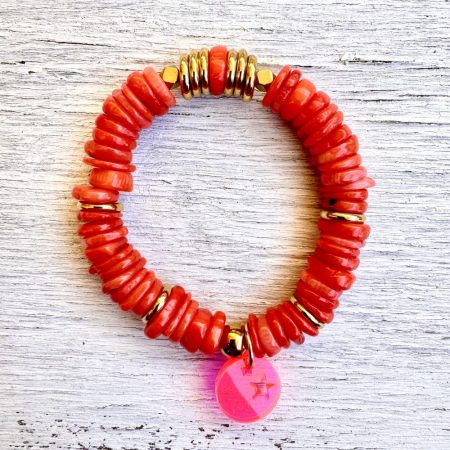 Bracelet élastique Pia, perles en pierre corail naturelle, et perles en acier inoxydable dorée création Bella-pampa