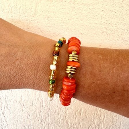 Bracelet élastique Pia, perles en pierre corail naturelle, et perles en acier inoxydable dorée création Bella-pampa