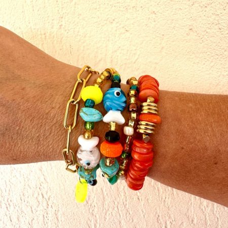 Bracelet élastique Pia, perles en pierre corail naturelle, et perles en acier inoxydable dorée création Bella-pampa