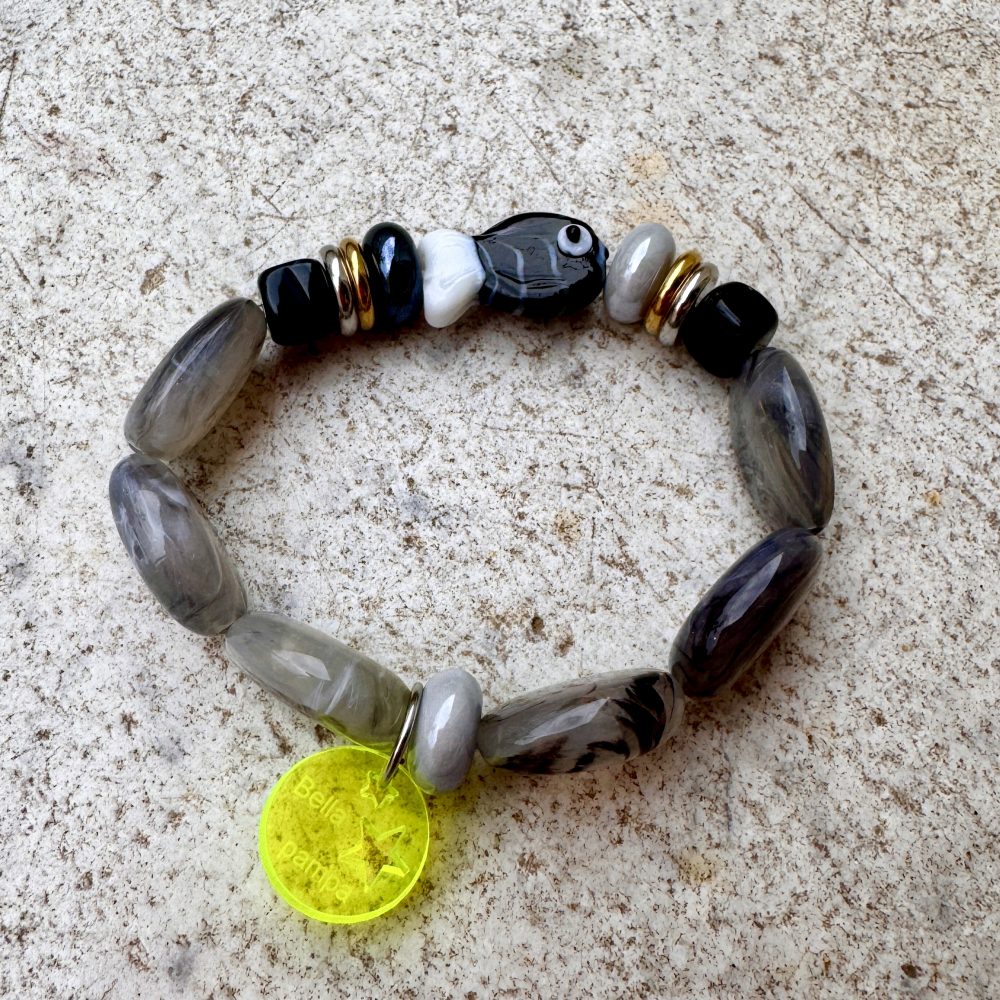 Bracelet Gabriel, perle noire poisson en verre, perles grises, cubes noirs et perles en acier inoxydable, création Bella-pampa.