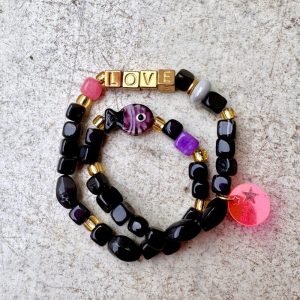 Bracelet double tour Adam, message Love, poisson, perles noires, dorées, rose et violet, création Bella-pampa.