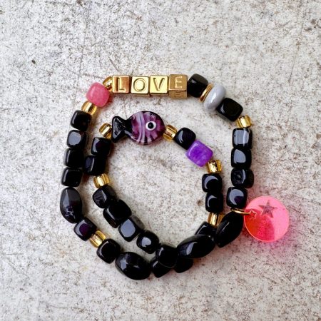 Bracelet double tour Adam, message Love, poisson, perles noires, dorées, rose et violet, création Bella-pampa.