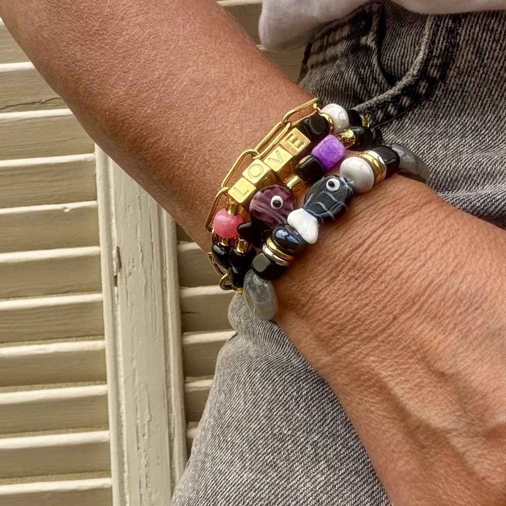 Bracelet Gabriel, perle noire poisson en verre, perles grises, cubes noirs et perles en acier inoxydable, création Bella-pampa.