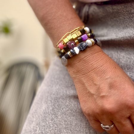 Bracelet double tour Adam, message Love, poisson, perles noires, dorées, rose et violet, création Bella-pampa.