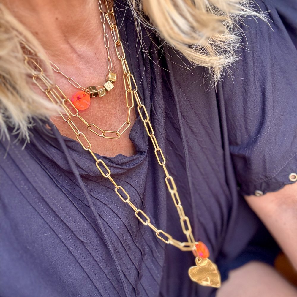 Collier N°7, ras de cou message Love cubes et chaine et mousqueton en acier inoxydable dorés, création Bella-pampa.