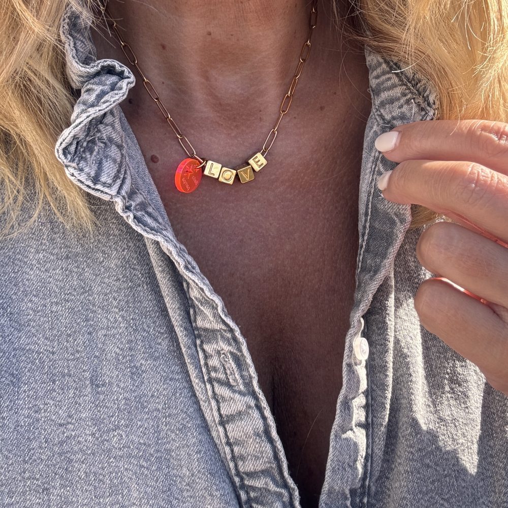 Collier N°7, ras de cou message Love cubes et chaine et mousqueton en acier inoxydable dorés, création Bella-pampa.
