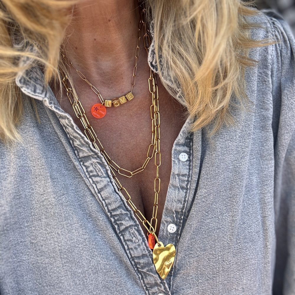 Collier N°7, ras de cou message Love cubes et chaine et mousqueton en acier inoxydable dorés, création Bella-pampa.