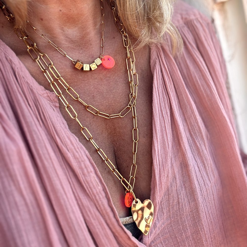 Collier N°7, ras de cou message Love cubes et chaine et mousqueton en acier inoxydable dorés, création Bella-pampa.