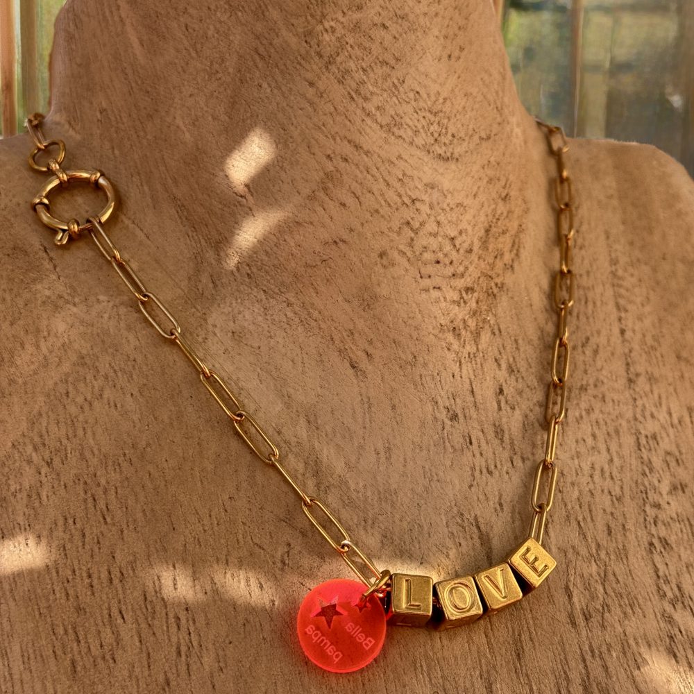 Collier N°7, ras de cou message Love cubes et chaine et mousqueton en acier inoxydable dorés, création Bella-pampa.
