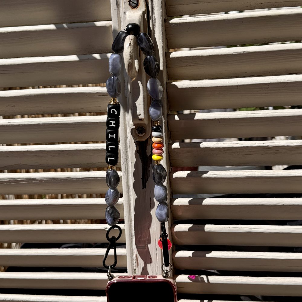 Bijou de téléphone message Chill, nouvelle collection, court avec 2 attaches, perles grises et multicolores, création Bella-pampa.