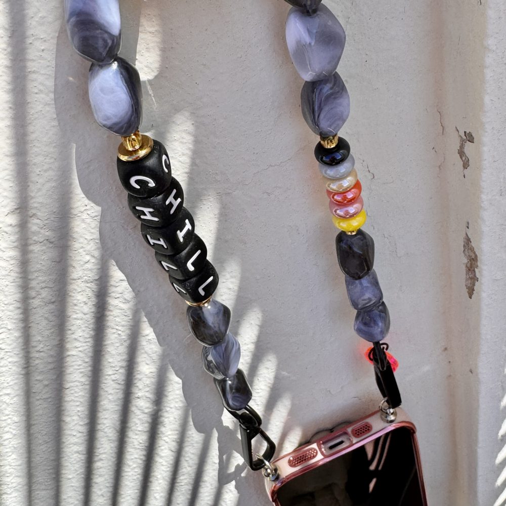 Bijou de téléphone message Chill, nouvelle collection, court avec 2 attaches, perles grises et multicolores, création Bella-pampa.