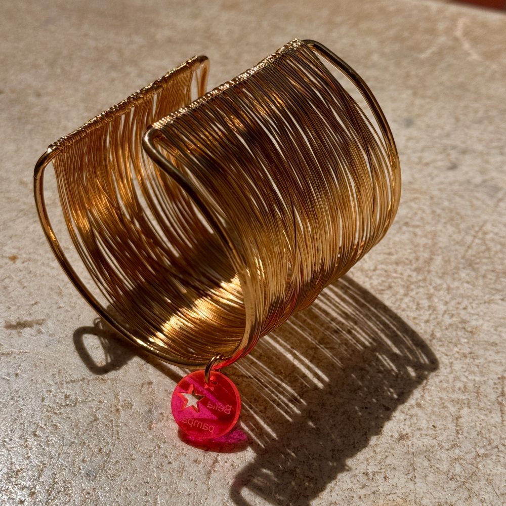 Manchette dorée Merneith, bracelet large en métal doré, accumulation de petit fil métal, Bella-pampa.