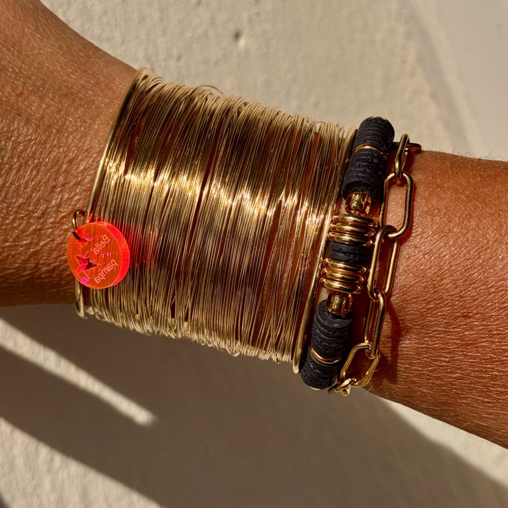 Manchette dorée Merneith, bracelet large en métal doré, accumulation de petit fil métal, Bella-pampa.