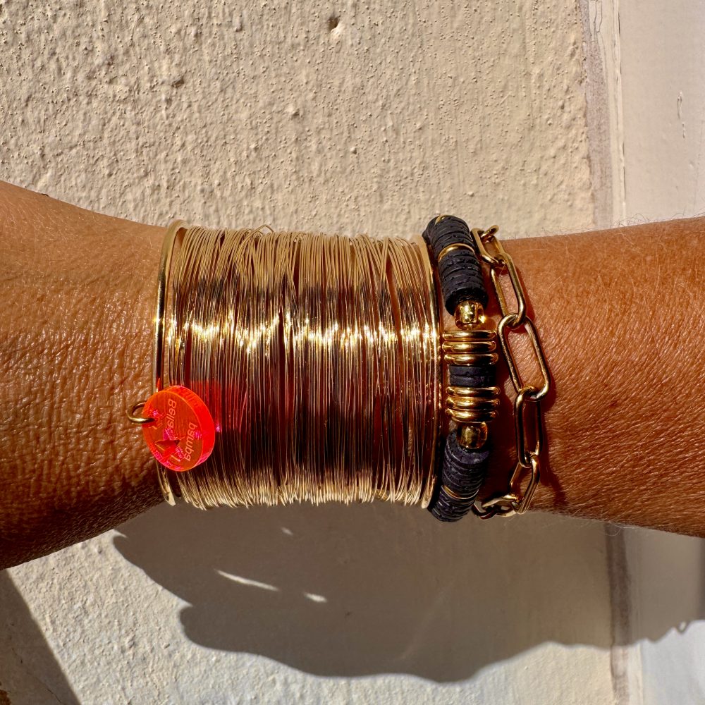 Manchette dorée Merneith, bracelet large en métal doré, accumulation de petit fil métal, Bella-pampa.