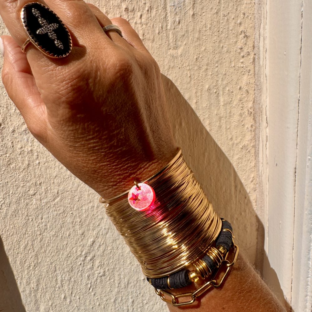 Manchette dorée Merneith, bracelet large en métal doré, accumulation de petit fil métal, Bella-pampa.