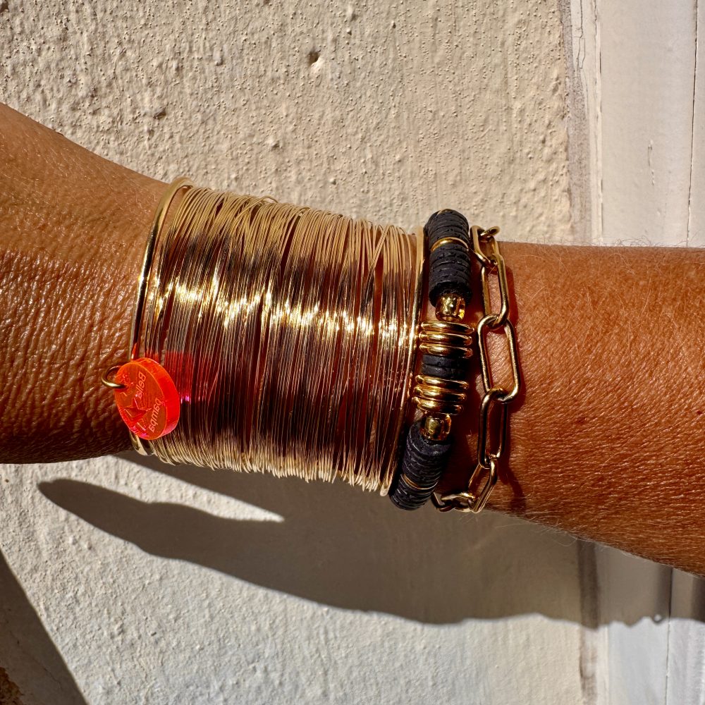 Manchette dorée Merneith, bracelet large en métal doré ouvert accumulation de petit fil métal, Bella-pampa.