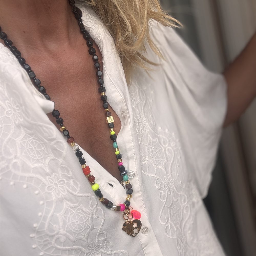 Sautoir Rick, perles multicolores, noires, et pendentif puzzle en acier inoxydable gravé Bella-pampa.