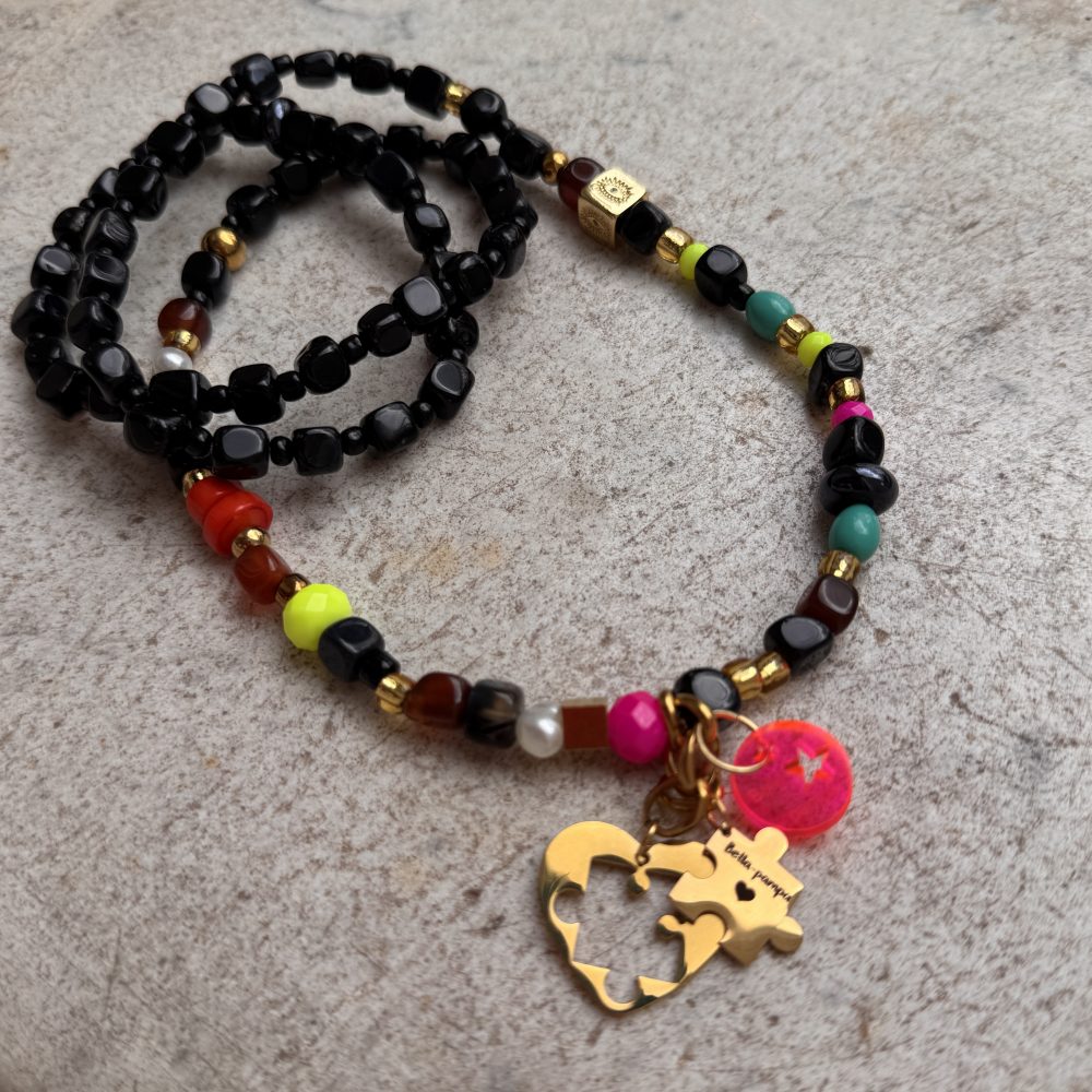 Sautoir Rick, perles multicolores, noires, et pendentif puzzle en acier inoxydable gravé Bella-pampa.