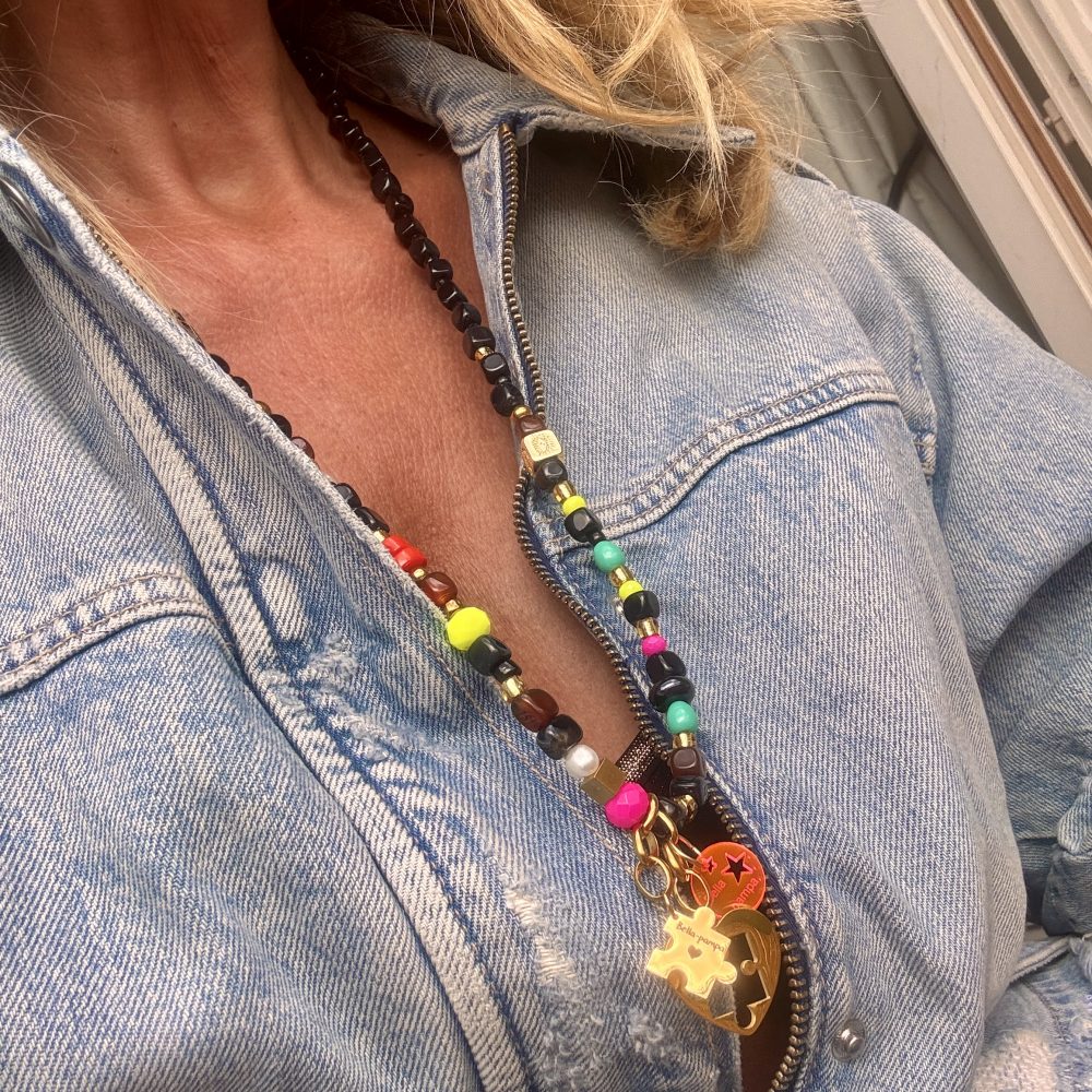 Sautoir Rick, perles multicolores, noires, et pendentif puzzle en acier inoxydable gravé Bella-pampa.