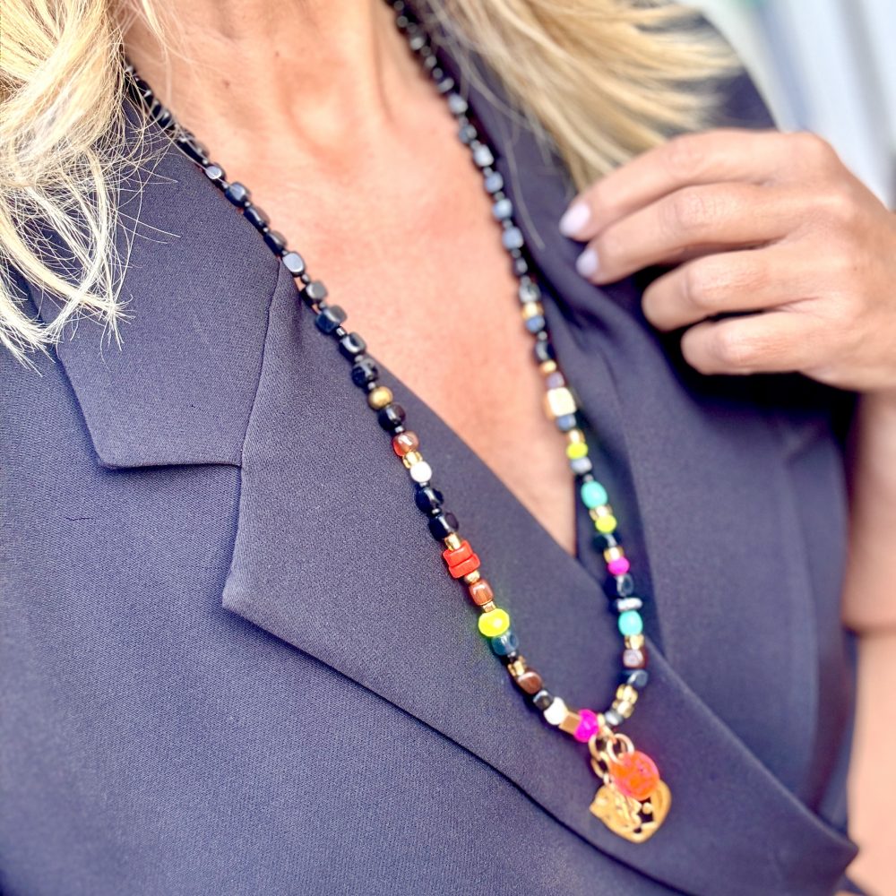 Sautoir Rick, perles multicolores, noires, et pendentif puzzle en acier inoxydable gravé Bella-pampa.