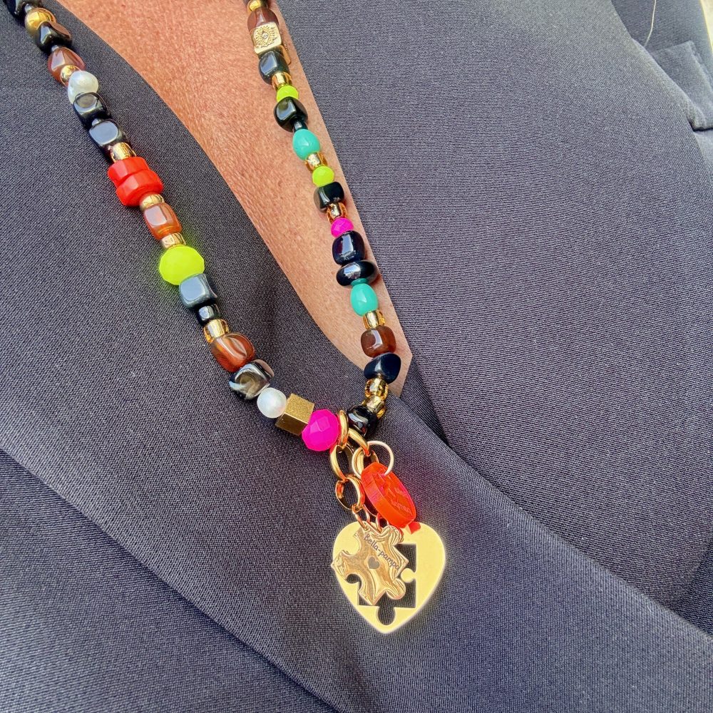Sautoir Rick, perles multicolores, noires, et pendentif puzzle en acier inoxydable gravé Bella-pampa.