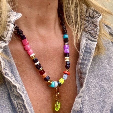 Collier Rick, mélange de perles colorées, charm love, smiley, cubes, corail, Bella-pampa.