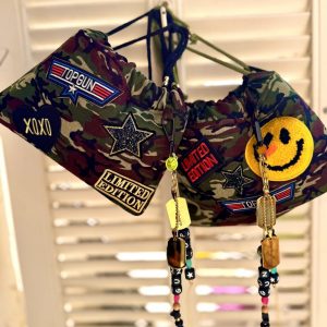 Sac et Bag Charm Maverick, pochette militaire Top Gun, patch tissu militaire, bijou de sac plaques Army et perles, Collaboration Bella-pampa, Cecile Agussol.
