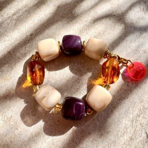 Bracelet Apoline, un bijou couture avec de grosses perles aux couleurs vintage, perles en acier inoxydable dorées, chainette et médaillon Bella-pampa.