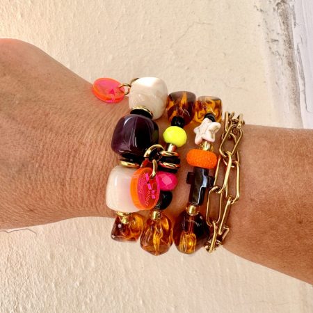 Bracelet Apoline, un bijou couture avec de grosses perles aux couleurs vintage, perles en acier inoxydable dorées, chainette et médaillon Bella-pampa.