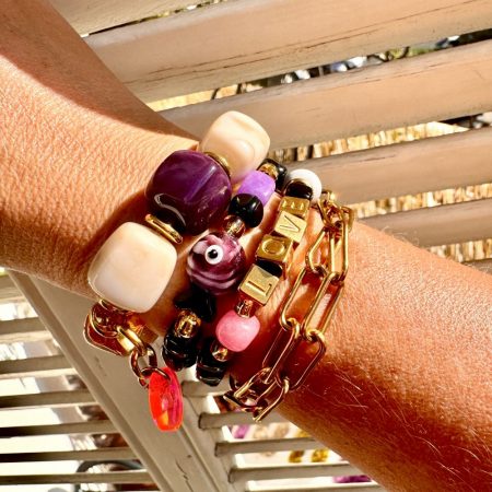 Bracelet Apoline, un bijou couture avec de grosses perles aux couleurs vintage, perles en acier inoxydable dorées, chainette et médaillon Bella-pampa.