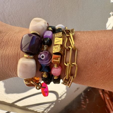 Bracelet Apoline, un bijou couture avec de grosses perles aux couleurs vintage, perles en acier inoxydable dorées, chainette et médaillon Bella-pampa.