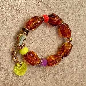 Bracelet Giusti, perles couleur ambre, croix et perles en acier inoxydable dorées, perles fluo, création Bella-pampa.