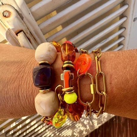 Bracelet Apoline, un bijou couture avec de grosses perles aux couleurs vintage, perles en acier inoxydable dorées, chainette et médaillon Bella-pampa.