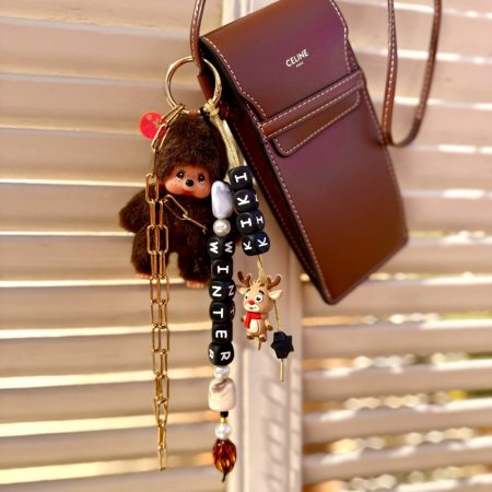 Bag charm, bijou de sac, kiki Caribou Winter, mélange de perles, messages, porte-clefs kiki, chaine en acier inoxydable, création Bella-pampa.