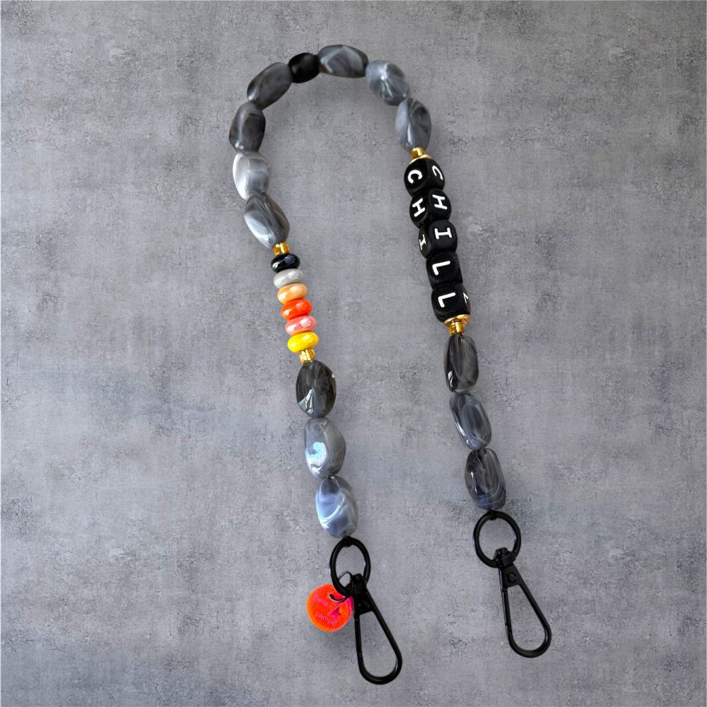 Bijou de téléphone message Chill, nouvelle collection, court avec 2 attaches, perles grises et multicolores, création Bella-pampa.