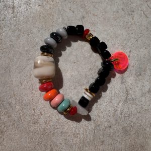 Bracelet coloré Alya, perles multicolores et noires.