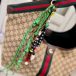 Bijou de sac, Bag charm Badass, lanières lacets vert, perles multicolores, messages Badass, fuck, chaine en acier inoxydable, Création Bella-pampa