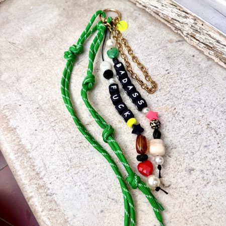 Bijou de sac, Bag charm Badass, lanières lacets vert, perles multicolores, messages Badass, fuck, chaine en acier inoxydable, Création Bella-pampa