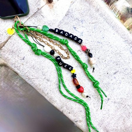 Bijou de sac, Bag charm Badass, lanières lacets vert, perles multicolores, messages Badass, fuck, chaine en acier inoxydable, Création Bella-pampa