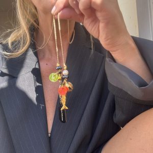 Sautoir Antoine, perles, charms, poisson, plaque Army, grelot, création Bella-pampa.