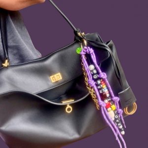 Bijou de sac Barbara, bag charm ou bijou de telephone message Women in Love, perles et lacets violet