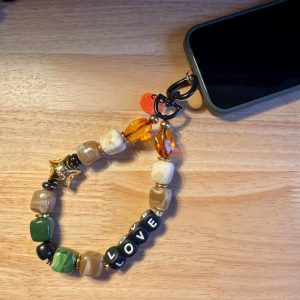 Bijou de téléphone Andrea, perles, message Love, étoile dorée, création Bella-pampa