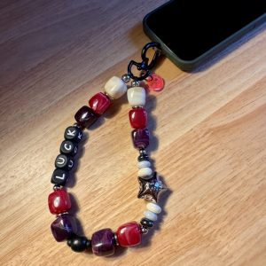 Bijou de téléphone Vicky, perles, message Luck, étoile grise, création Bella-pampa