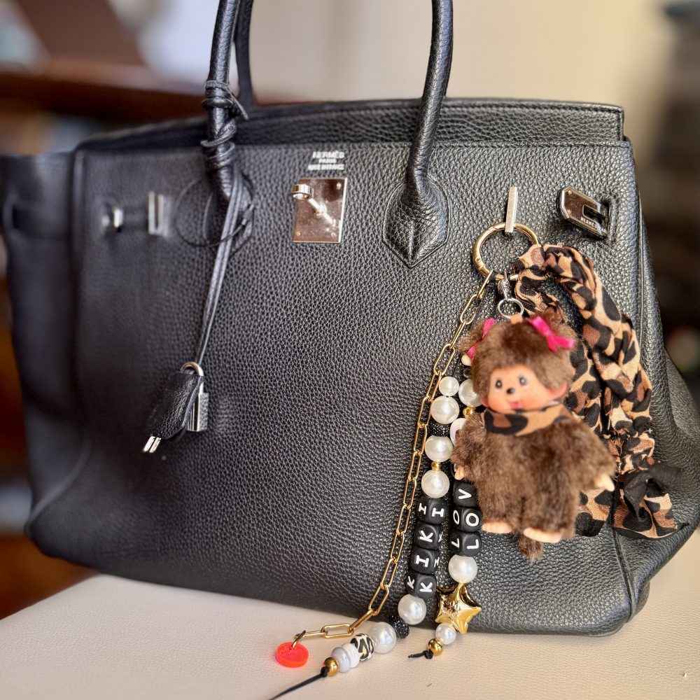 Bijou de sac Madame kiki Maya, Bag charms de luxe, perles, message kiki et Love, chaine acier inoxydable dorée, Bella-pampa