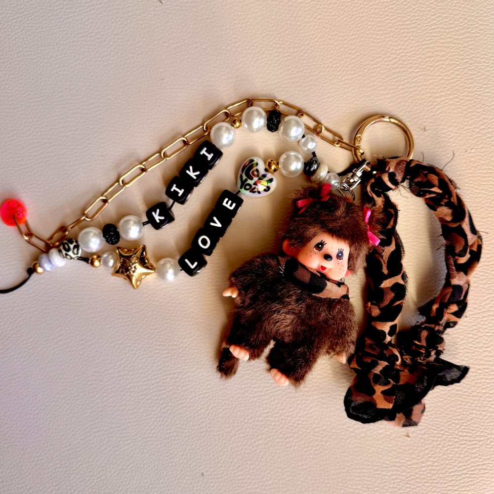 Bijou de sac Madame kiki Maya, Bag charms de luxe, perles, message kiki et Love, chaine acier inoxydable dorée, Bella-pampa