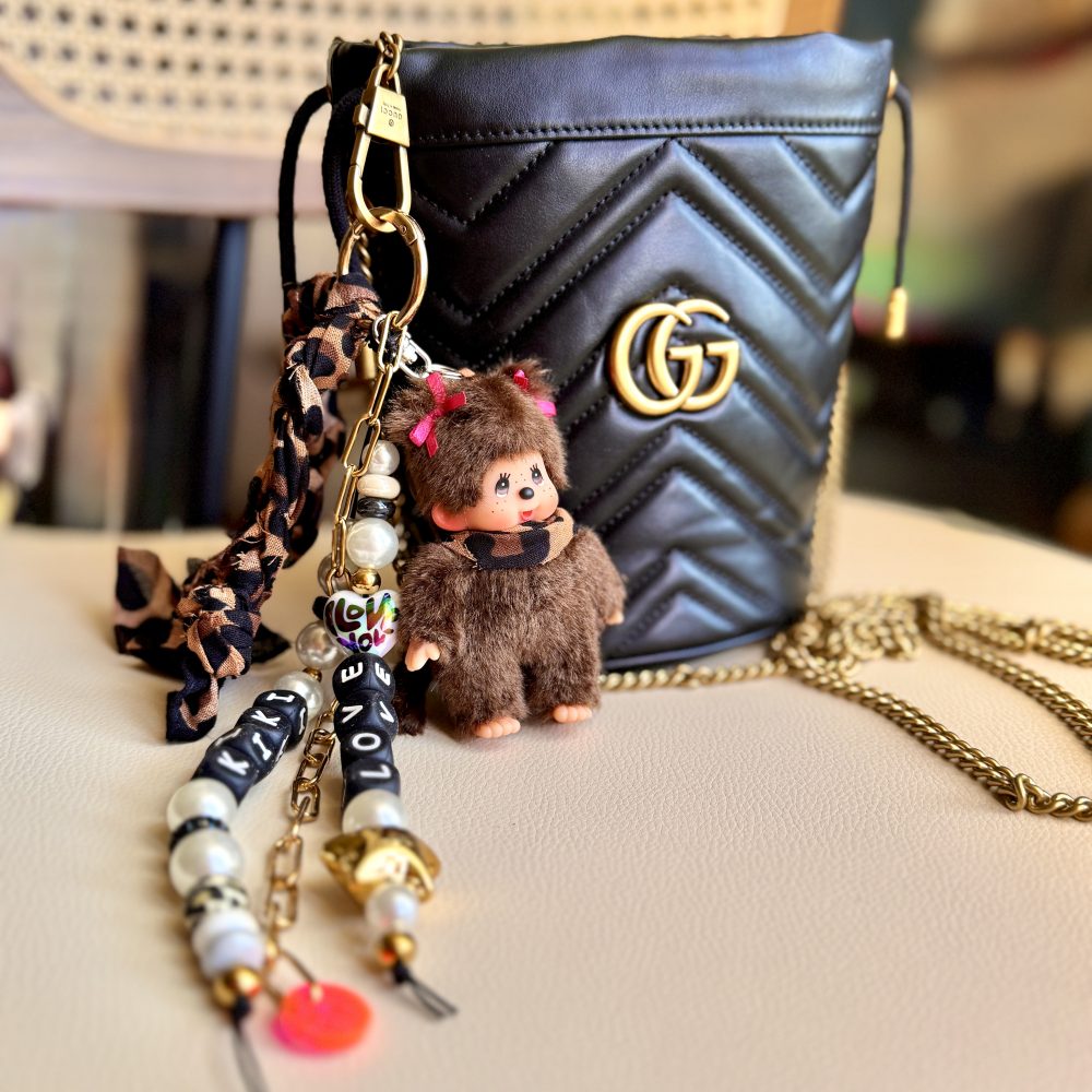 Bijou de sac Madame kiki Maya, Bag charms de luxe, perles, message kiki et Love, chaine acier inoxydable dorée, Bella-pampa