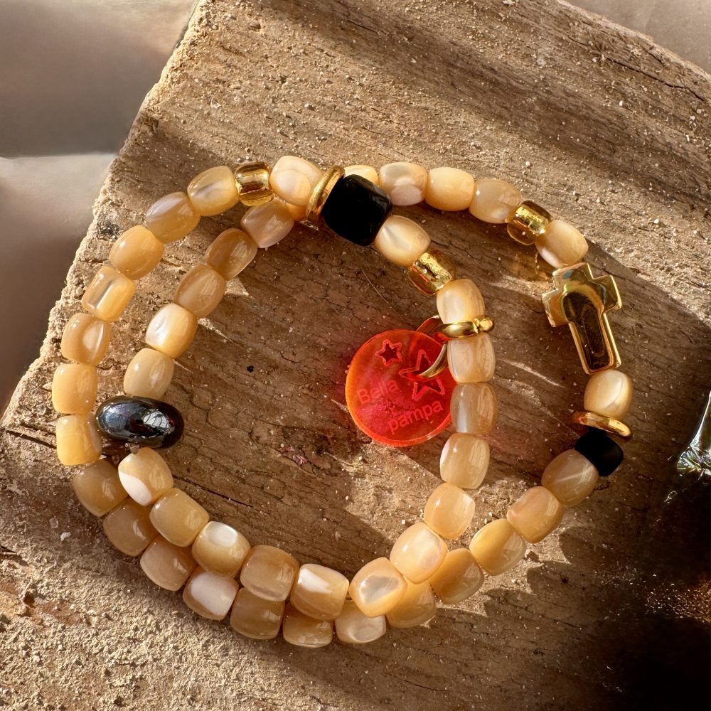 Bracelet double tour Mattia croix, doré, perles en nacre, dorées, creation Bella-pampa.