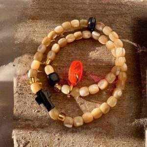 Bracelet double tour Mattia croix, noire, perles en nacre, dorées, creation Bella-pampa.