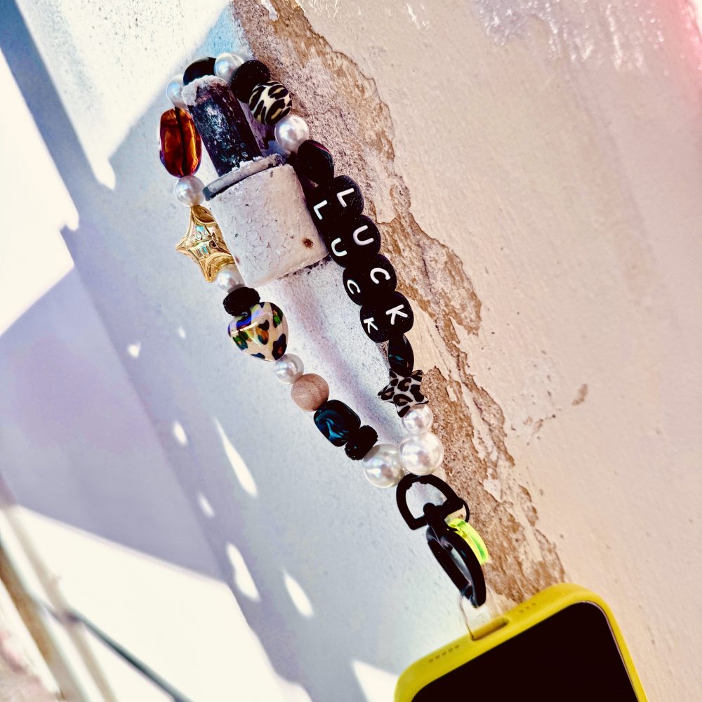 Bijou de téléphone court Paul, noir et or message Luck, étoile, perles léopard, création Bella-pampa.