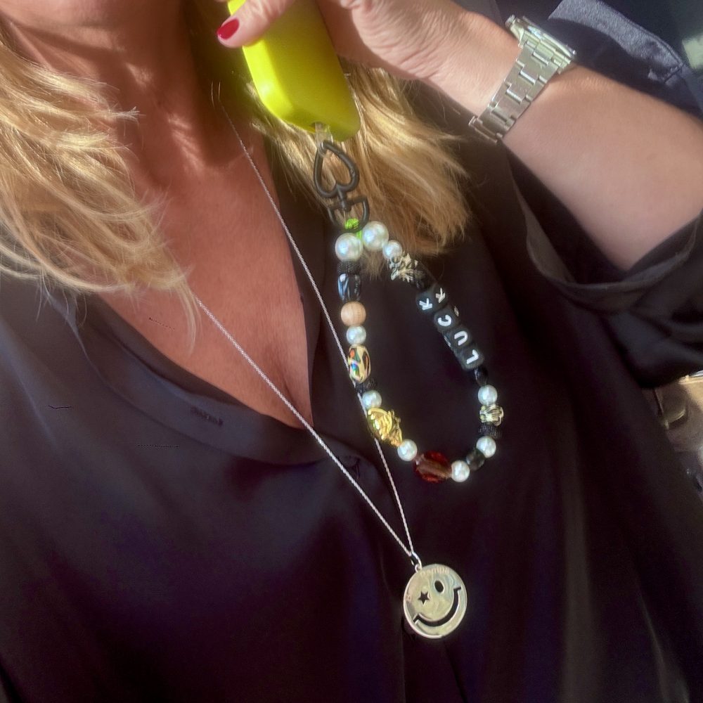 Bijou de téléphone court Paul, noir et or message Luck, étoile, perles léopard, création Bella-pampa.